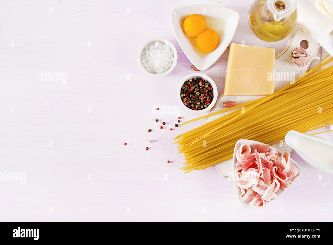 Ingrédients pour la cuisson des pâtes Carbonara, spaghetti à la pancetta, oeuf, poivrons, le sel et le parmesan. La cuisine italienne. Pasta alla carbonara. Banque D'Images