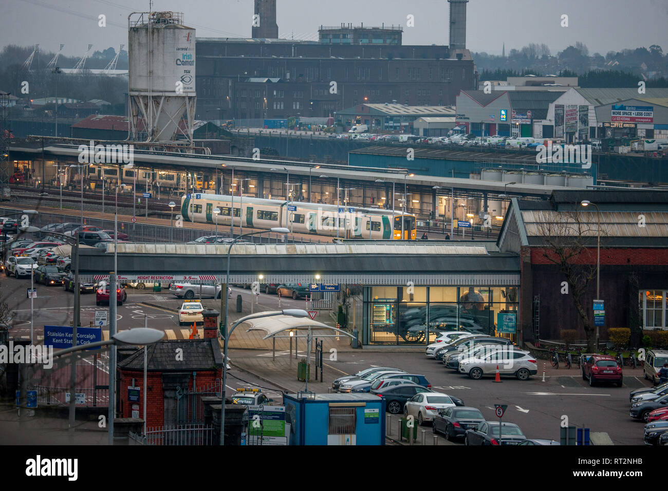 La ville de Cork, Cork, Irlande. 27 Février, 2019. Un train de banlieue pour Cobh attend à la plate-forme à la gare de Kent, la ville de Cork, Irlande. Banque D'Images