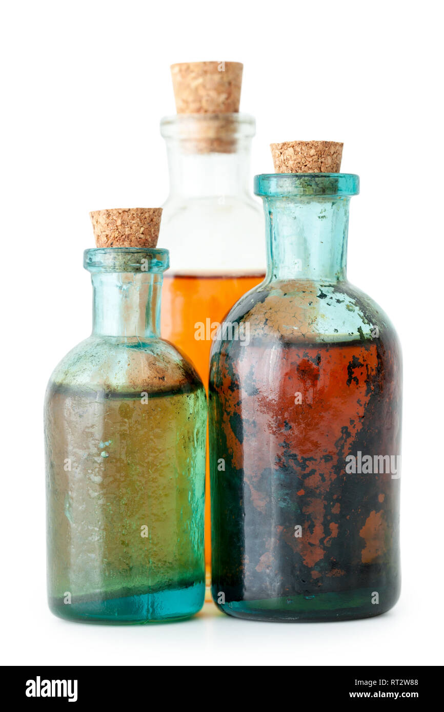 Trois bouteilles de perfusion à base d'huile essentielle ou libre sur blanc. Banque D'Images