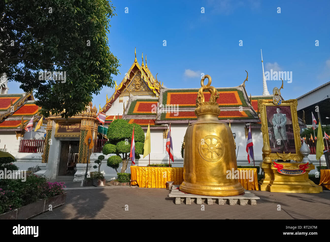 La verrue Rakhang, le 'Temple de Bells', avec une grosse cloche à côté d'un portrait du roi Maha Vajiralongkorn, par la rivière Chao Phraya, Bangkok, Thaïlande Banque D'Images