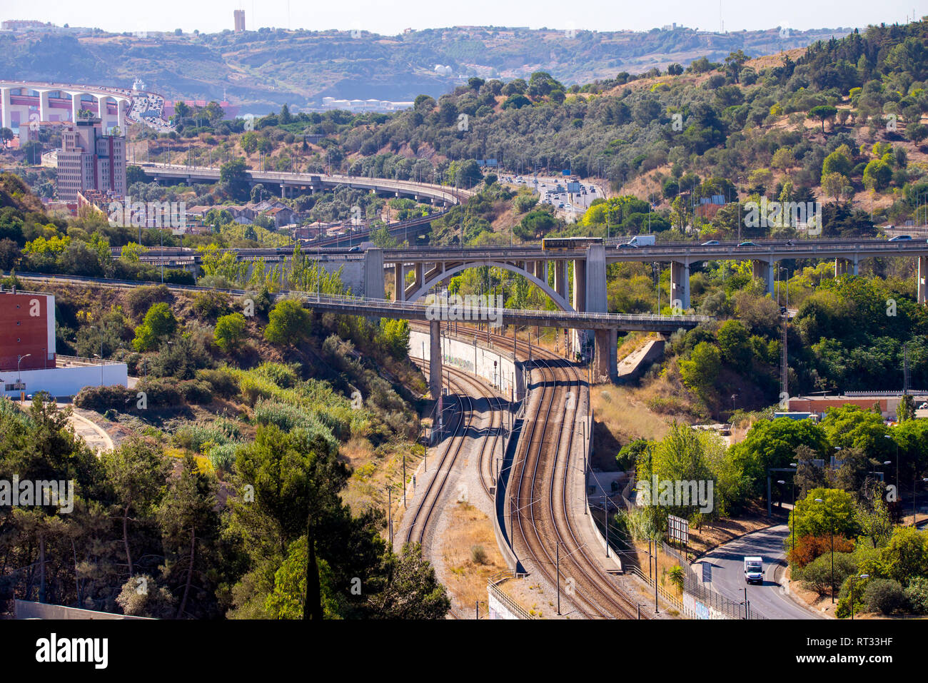 Vue panoramique sur Lisbonne. Billet Portugal. Des routes et des ponts dans grande ville européenne. Banque D'Images