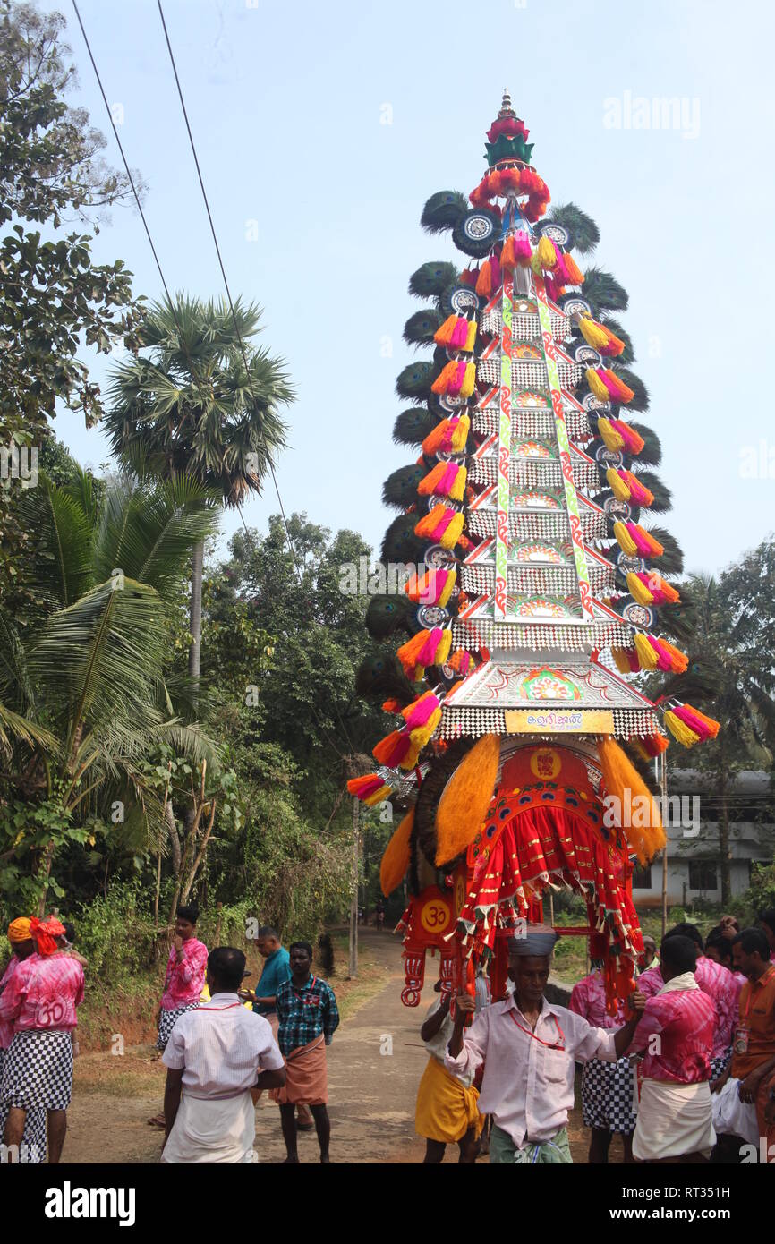 Kaavadiyattam ou la charge est la danse de sacrifice cérémoniel dévots pendant du culte de l'Hindu lord murugan. Banque D'Images