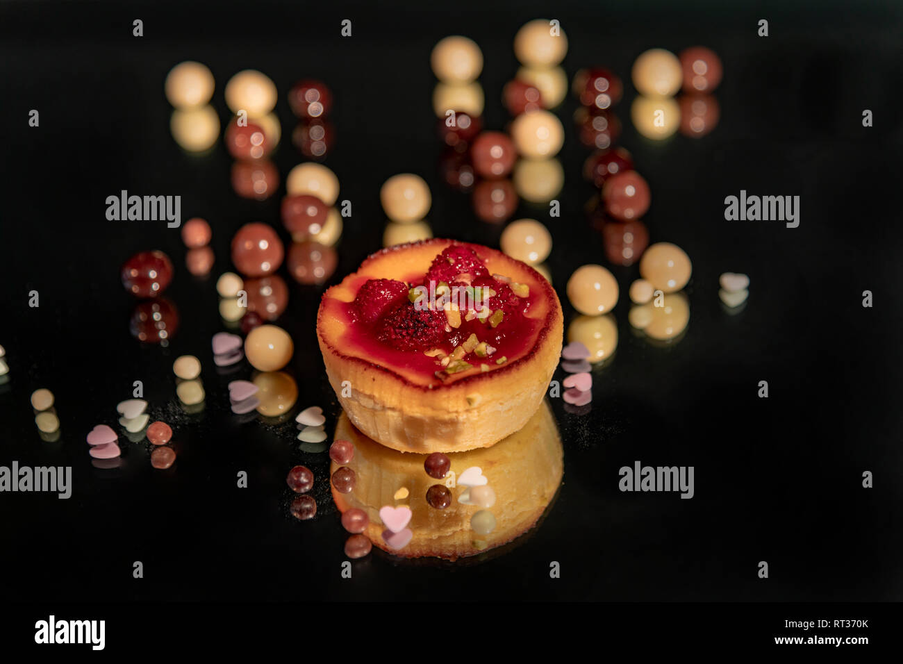 Gâteau au fromage à la crème et aux fruits rouges sur un miroir et un ...