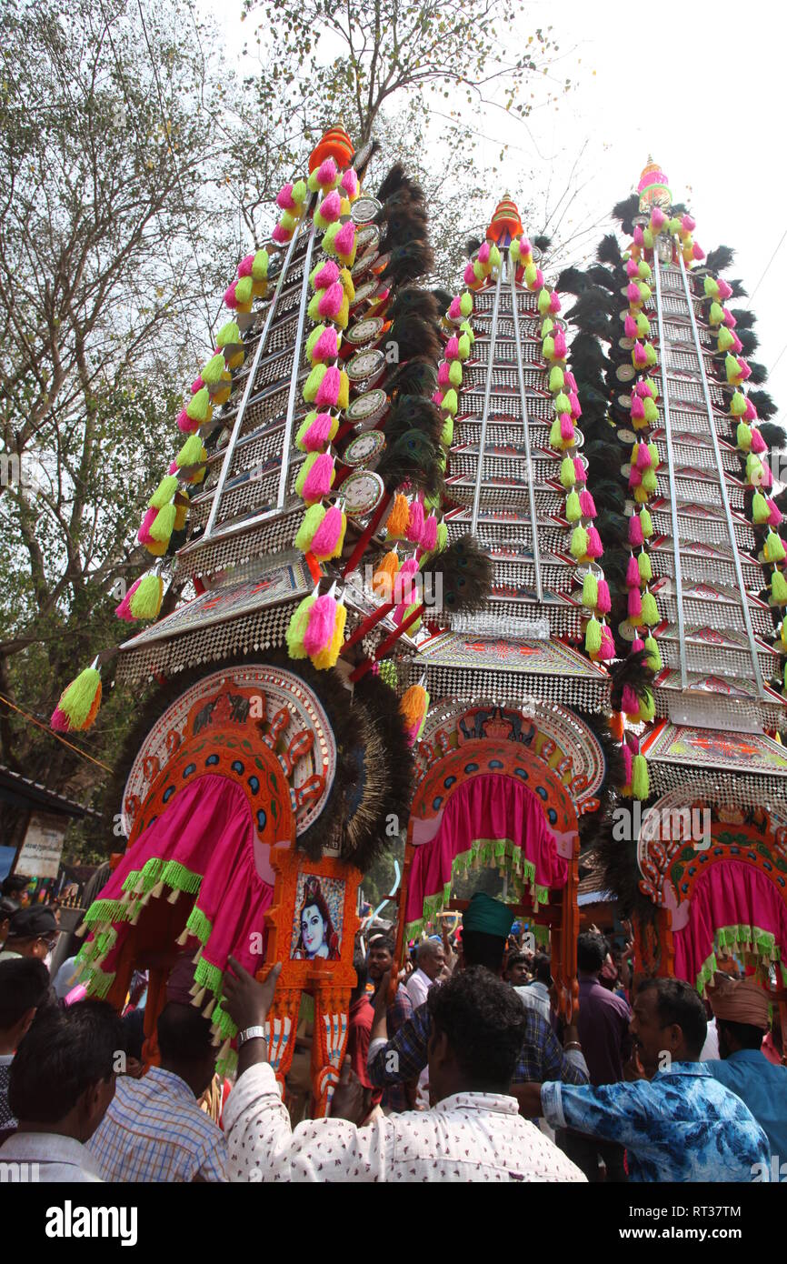 Kaavadiyattam ou la charge est la danse de sacrifice cérémoniel dévots pendant du culte de l'Hindu lord murugan. Banque D'Images