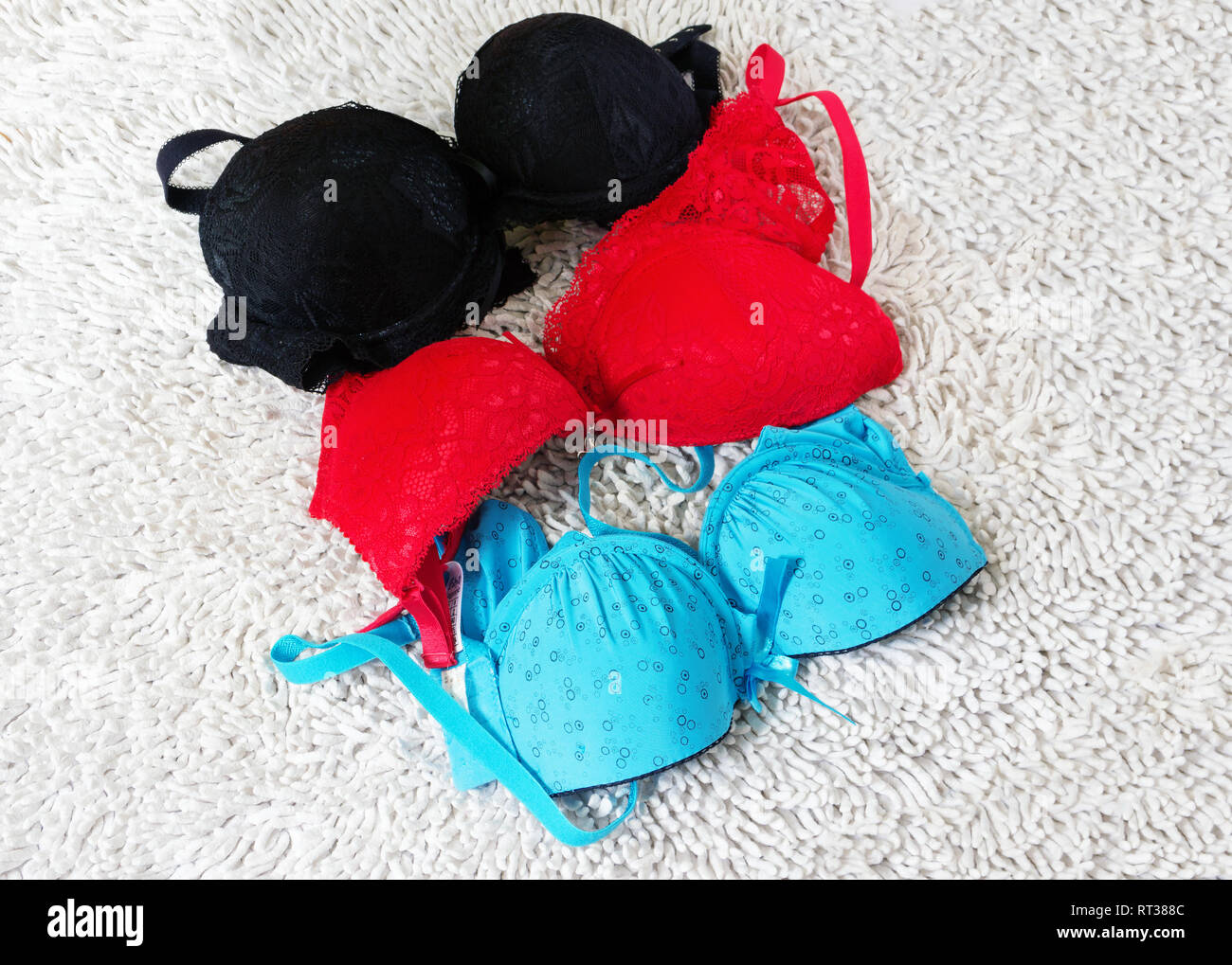 Belle lingerie dentelle sous la forme de trois bras. Banque D'Images