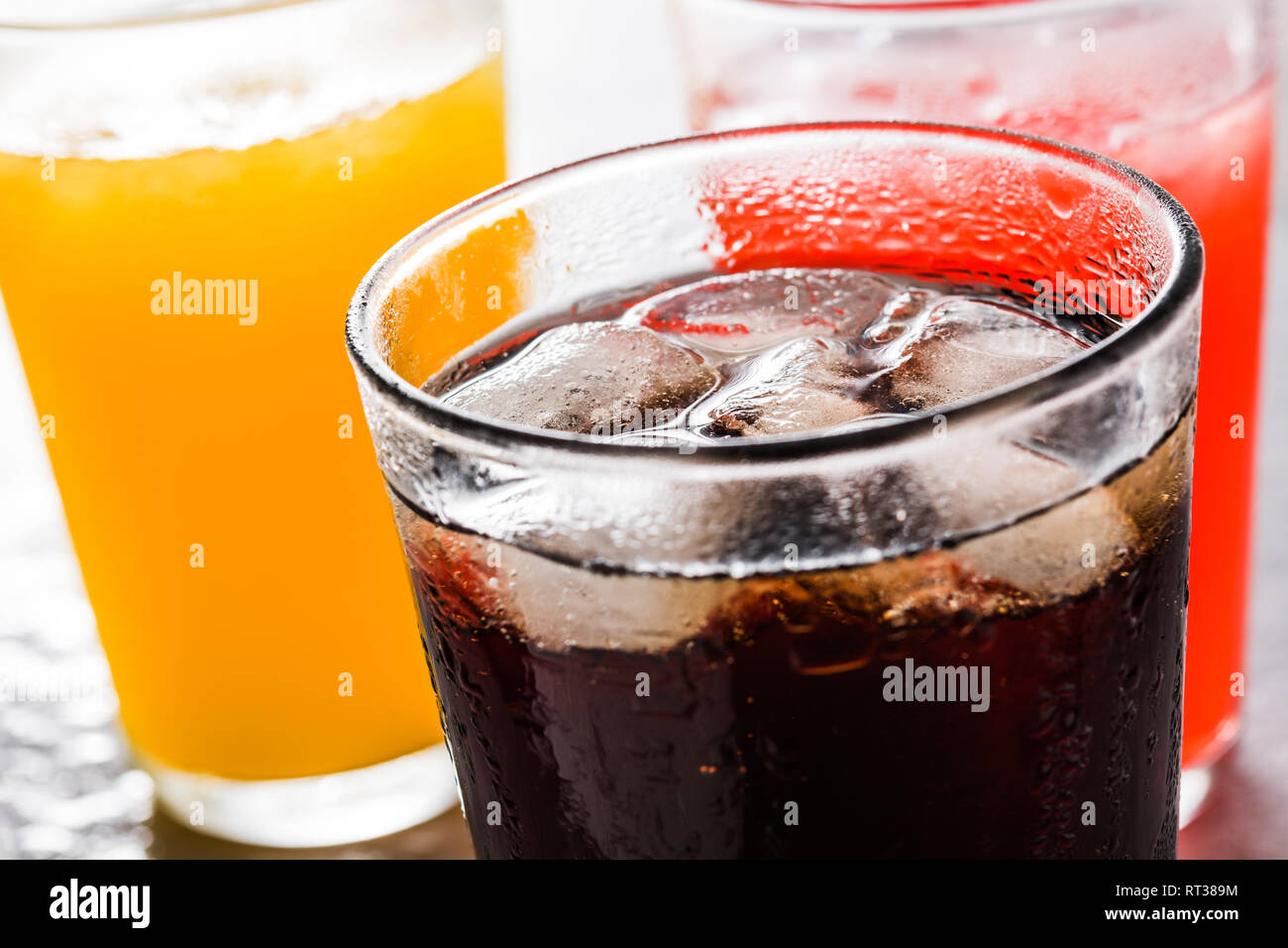 Des boissons colorées pour l'été sur fond gris. Close up Banque D'Images