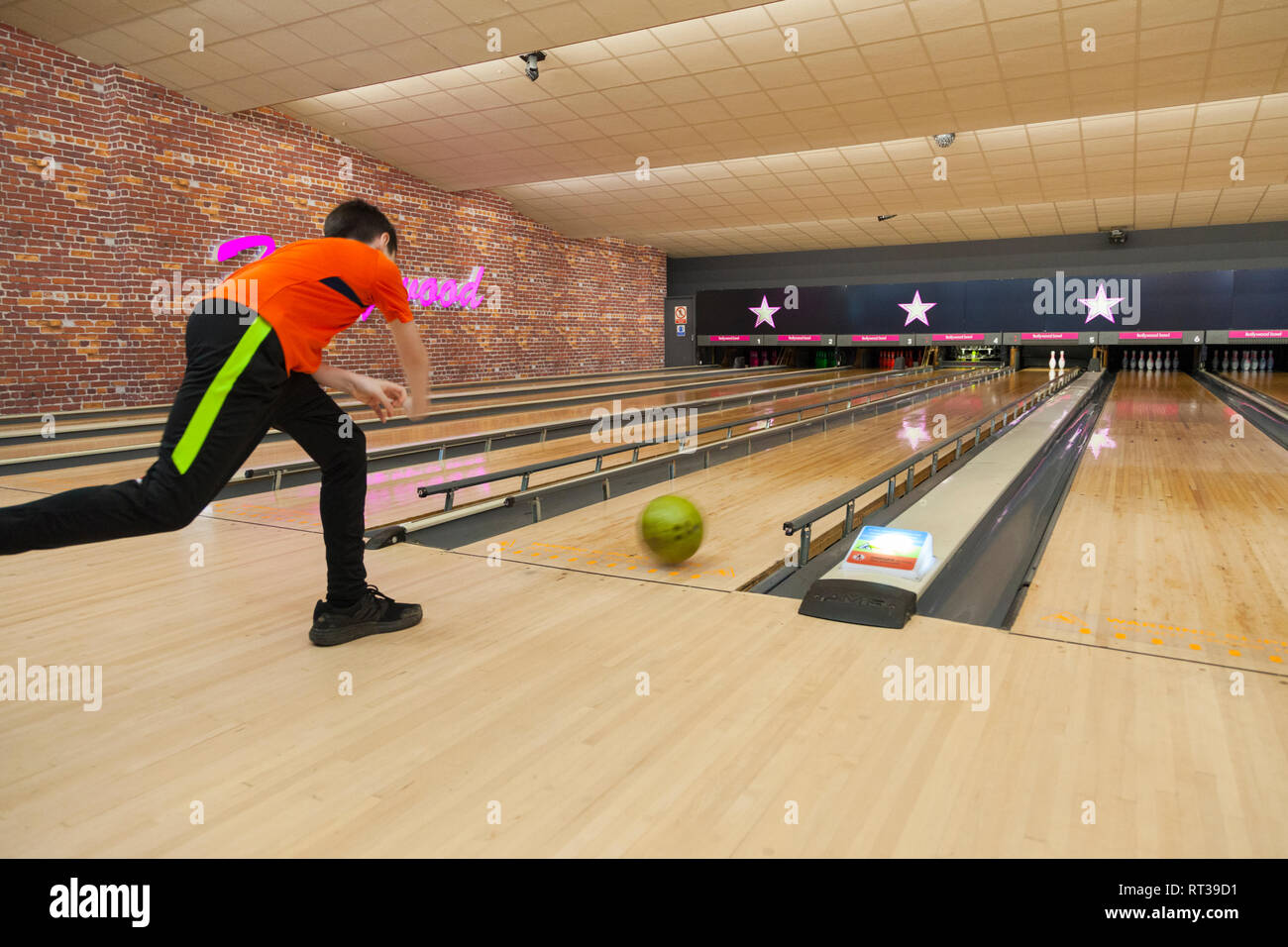 12 ans adolescents bowling, Hollywood Bowl, Ashford, Kent, UK Banque D'Images