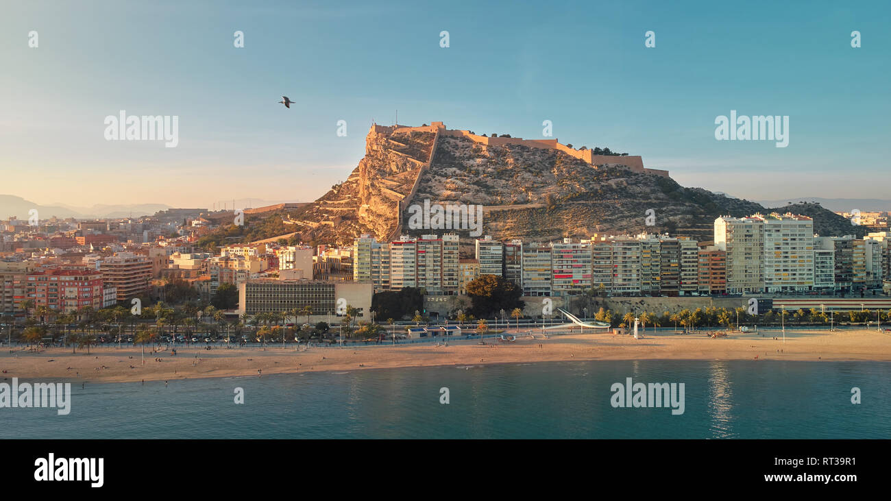 Photographie aérienne drone vue Alicante paysage urbain au-dessus du panorama principal monument dans le centre ville château de Santa Barbara sur le Mont Benacantil Espagne Banque D'Images