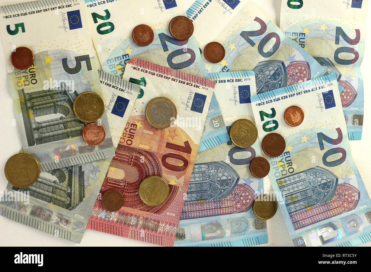 Close up des billets et pièces en euros Banque D'Images