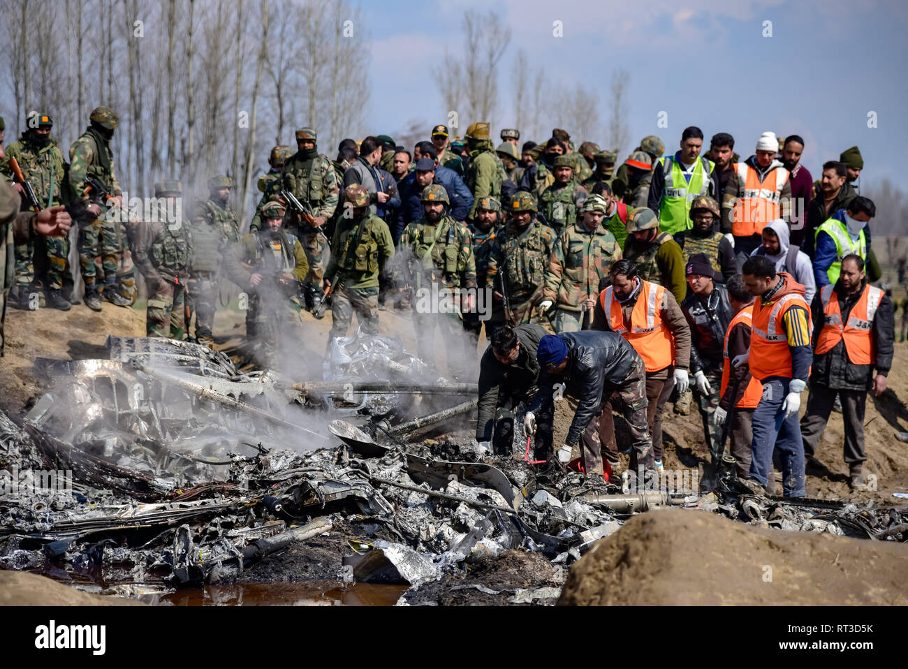 Les hommes de l'armée indienne sont vu de débris d'avion s'est écrasé dans la région de Budgam indiennes. Un civil et six membres des forces aériennes indiennes ont été tués après un broyeur Mi-17 s'est écrasé près de village de Budgam Garend Kalan qui est à 30 km de Srinagar, capitale d'été du Cachemire. Banque D'Images