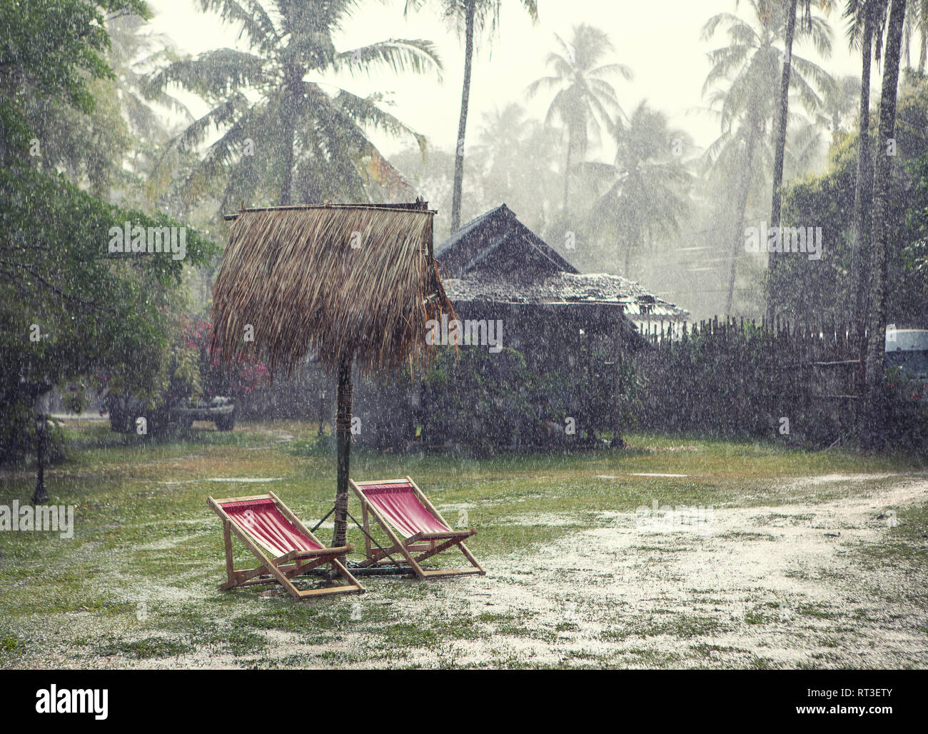 De fortes pluies tropicales et d'inondations dans la région du village de vacances Banque D'Images