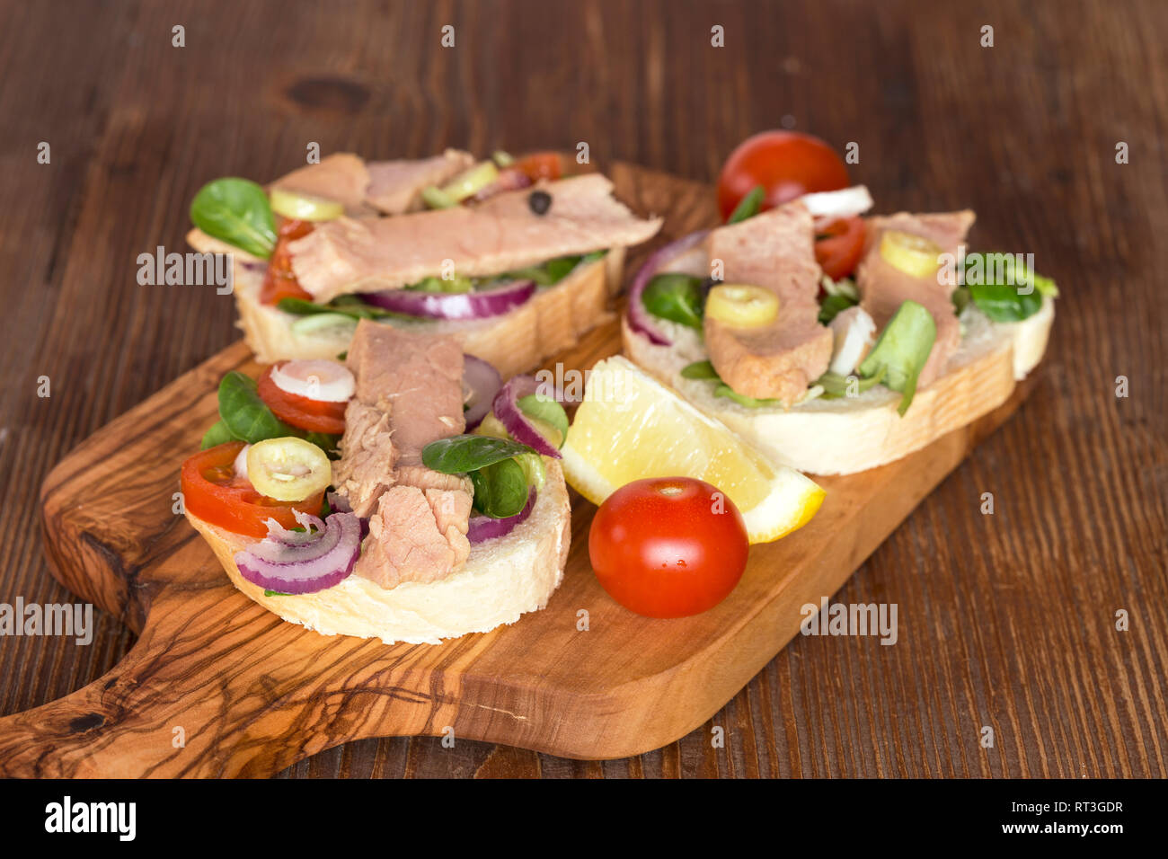 Sandwiches au thon sur planche de bois Banque D'Images