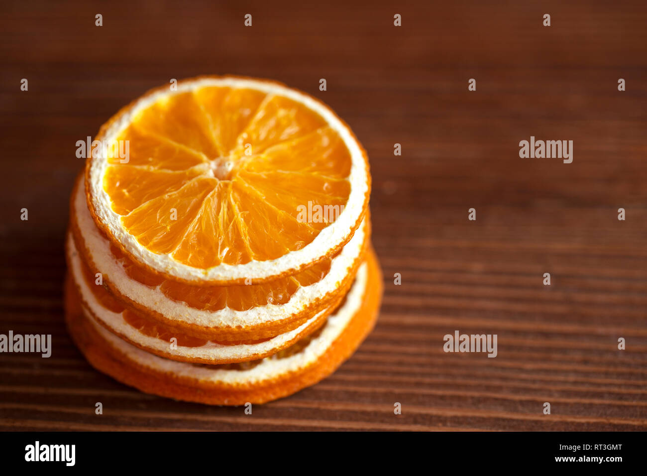 Sécher les tranches d'orange sur fond de bois Banque D'Images