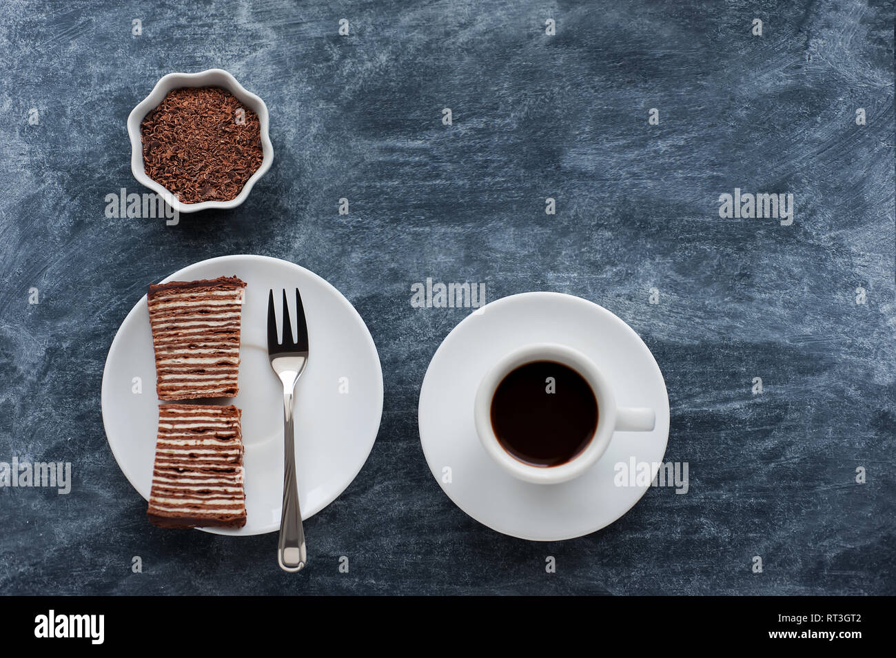 Mise en page créative faite de miettes de chocolat , cup avec café et gâteau au chocolat sucré sur fond gris. Mise à plat. Concept alimentaire. Banque D'Images