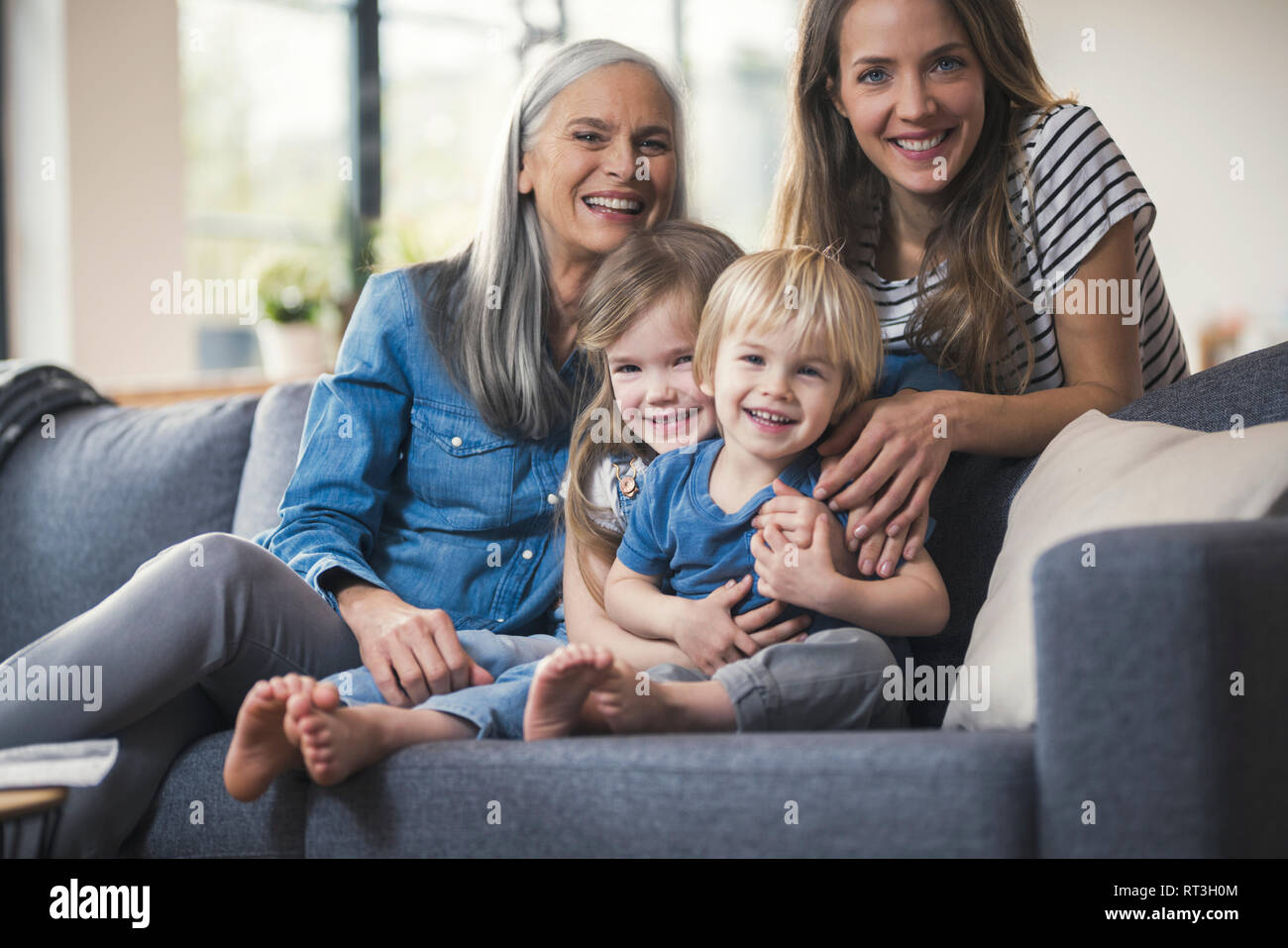 Grand-mère et la mère assis sur table avec les enfants Banque D'Images