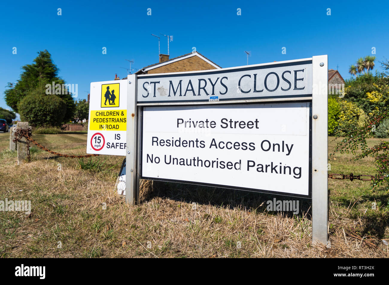 Le nom de la route britannique signe fixé dans le sol pour un proche, pour une route privée avec accès résidents seulement et pas de parking non autorisé, en Angleterre, UK. Banque D'Images
