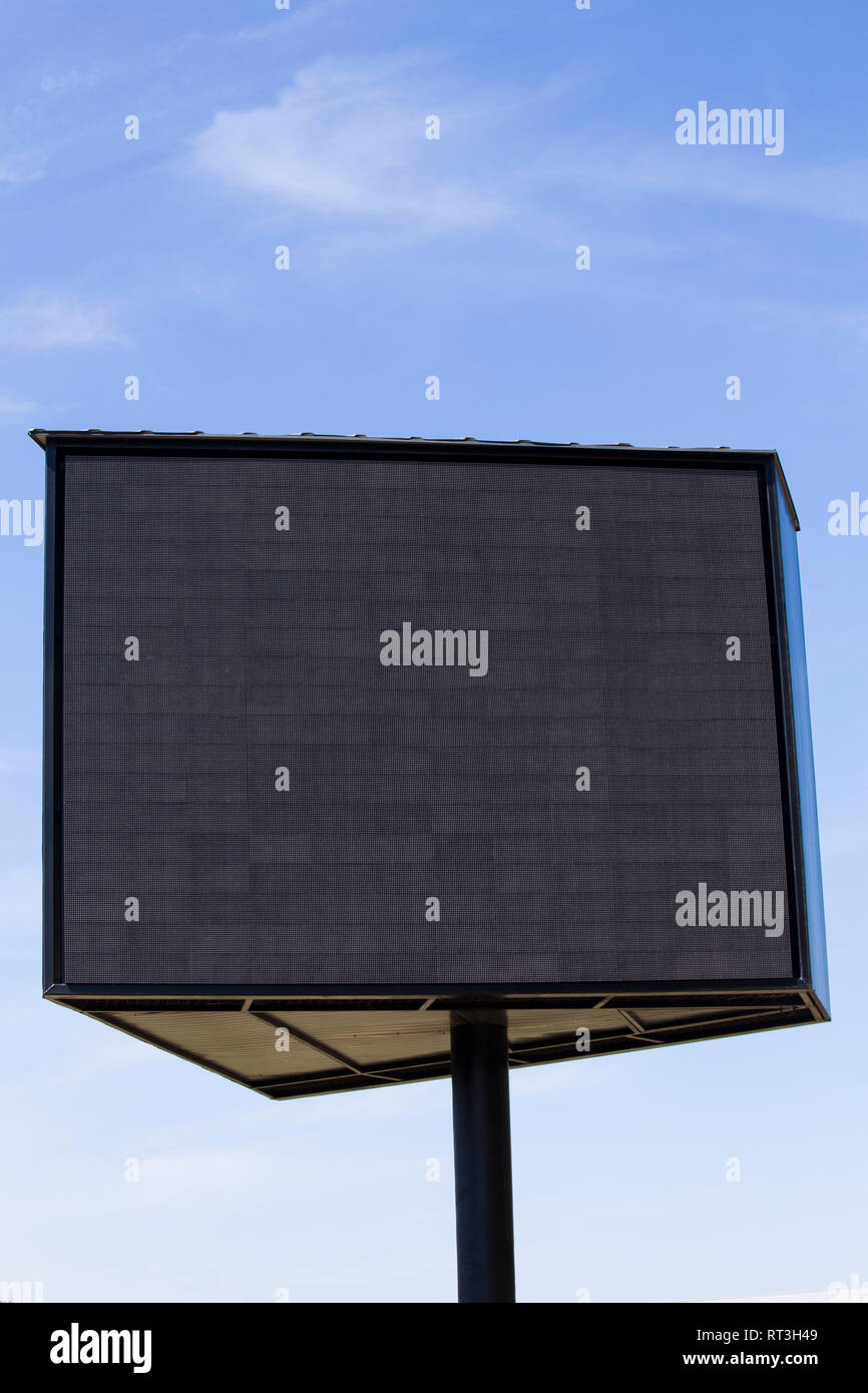 Black blank billboard plus de ciel bleu Banque D'Images