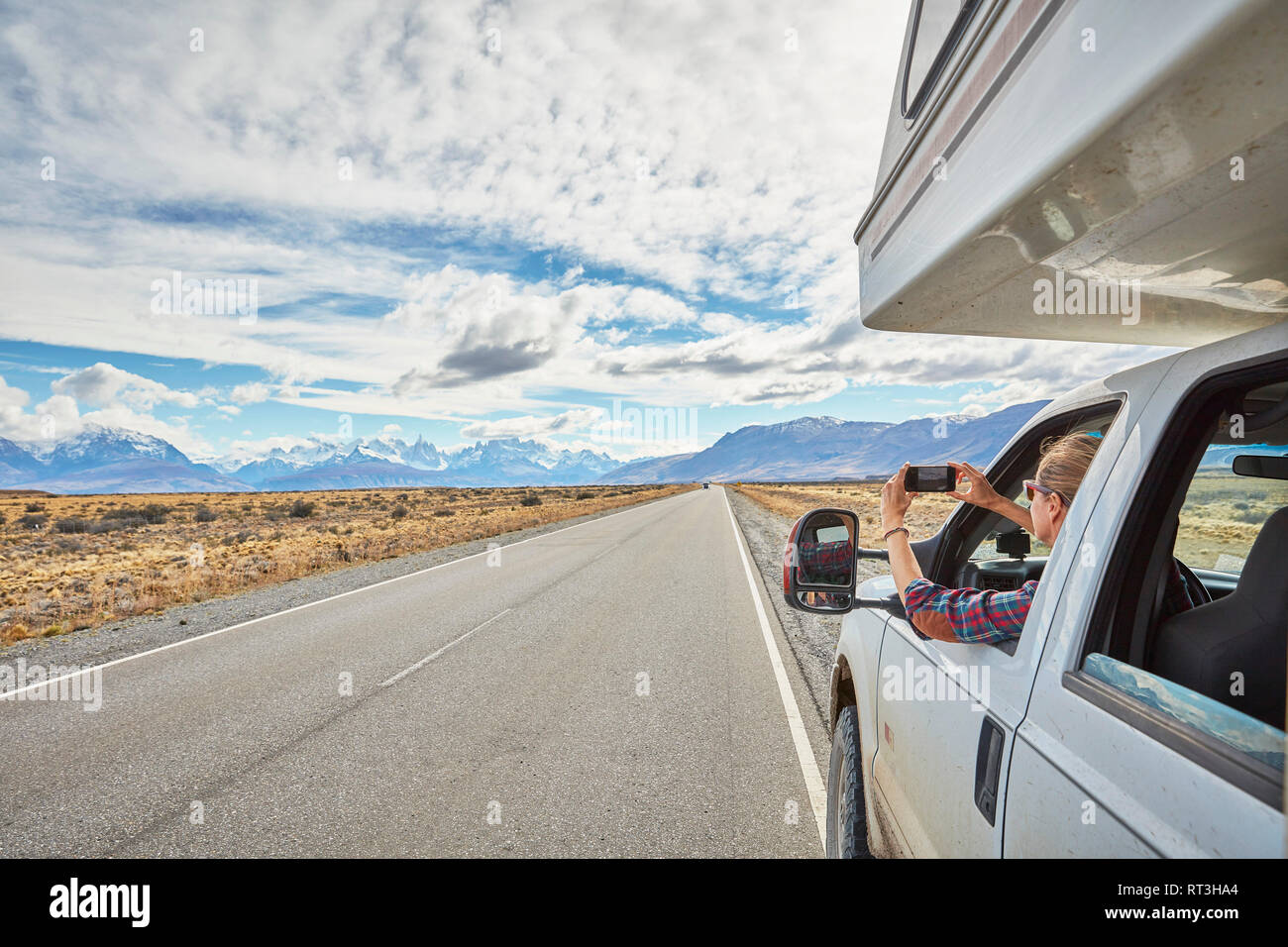 L'Argentine, Patagonie, El Chalten, woman taking cell phone photo en camping-sur route en direction de Fitz Roy Banque D'Images