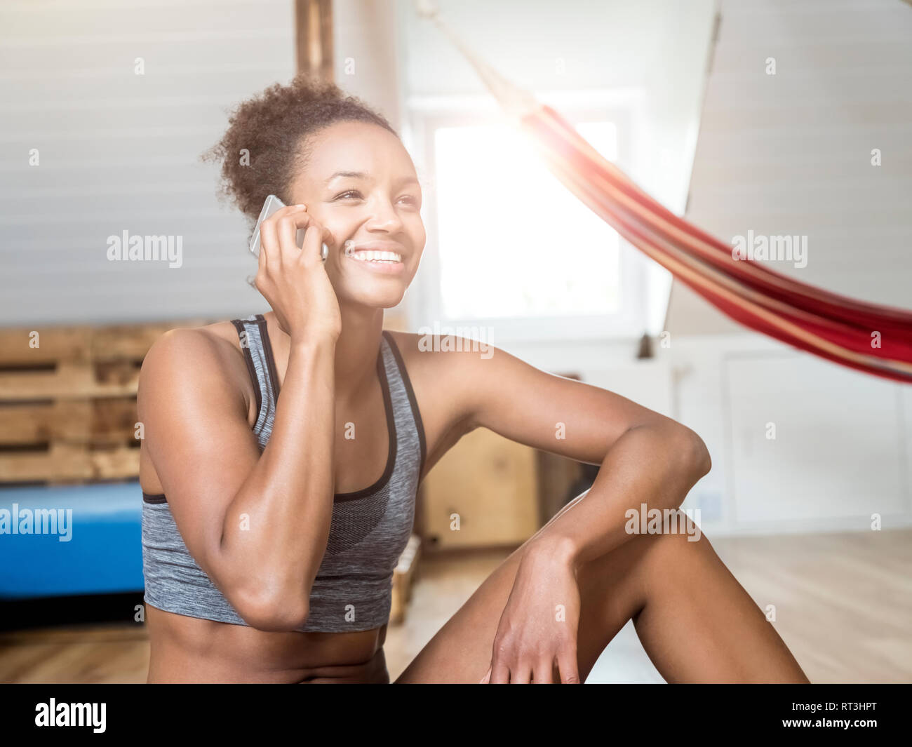 Happy young woman in sportswear on cell phone Banque D'Images