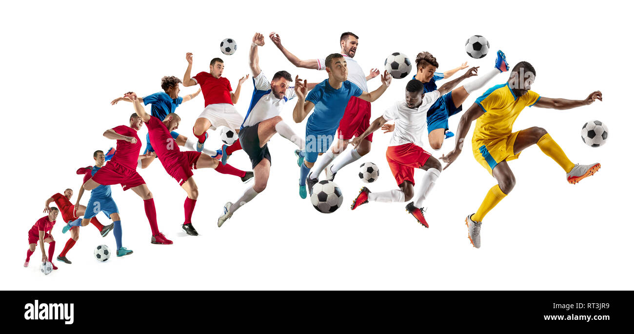 Joueurs de football de football professionnel avec ball isolated on white background studio. Collage avec mettre en place des modèles masculins. L'attaque, la défense, combat. Groupe d'hommes avec des équipements de sport. Banque D'Images