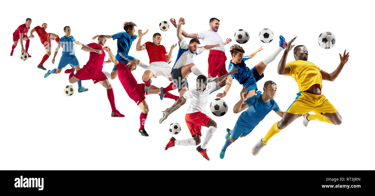 Joueurs de football de football professionnel avec ball isolated on white background studio. Collage avec mettre en place des modèles masculins. L'attaque, la défense, combat. Groupe d'hommes avec des équipements de sport. Banque D'Images