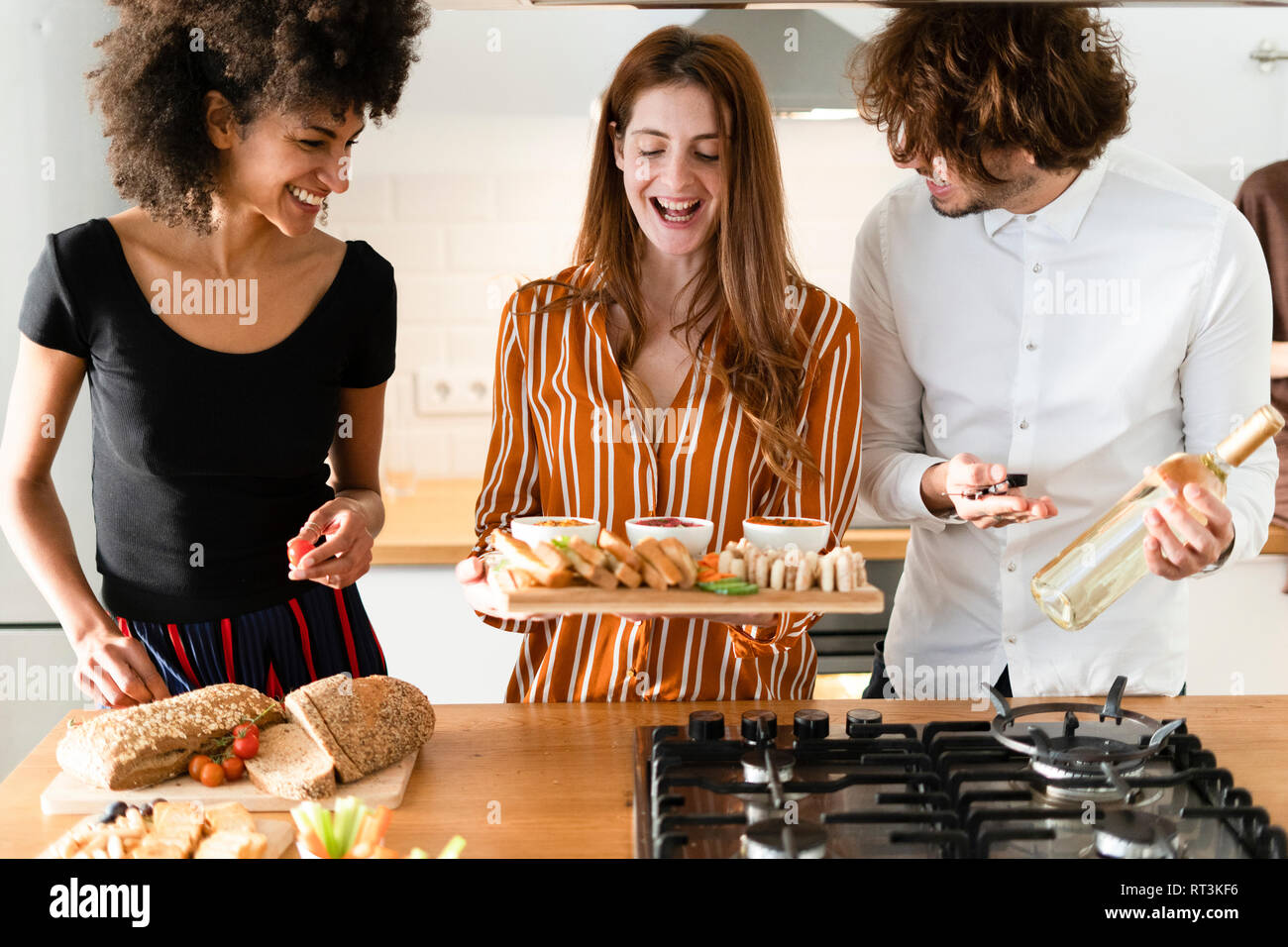 Freinds à préparer le dîner de travail dans la cuisine Banque D'Images