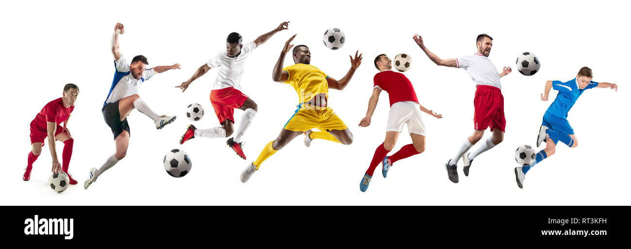 Joueurs de football de football professionnel avec ball isolated on white background studio. Collage avec mettre en place des modèles masculins. L'attaque, la défense, combat. Groupe d'hommes avec des équipements de sport. Banque D'Images