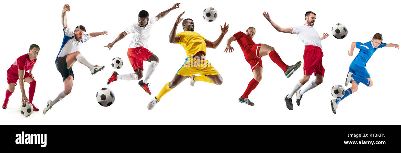 Joueurs de football de football professionnel avec ball isolated on white background studio. Collage avec mettre en place des modèles masculins. L'attaque, la défense, combat. Groupe d'hommes avec des équipements de sport. Banque D'Images