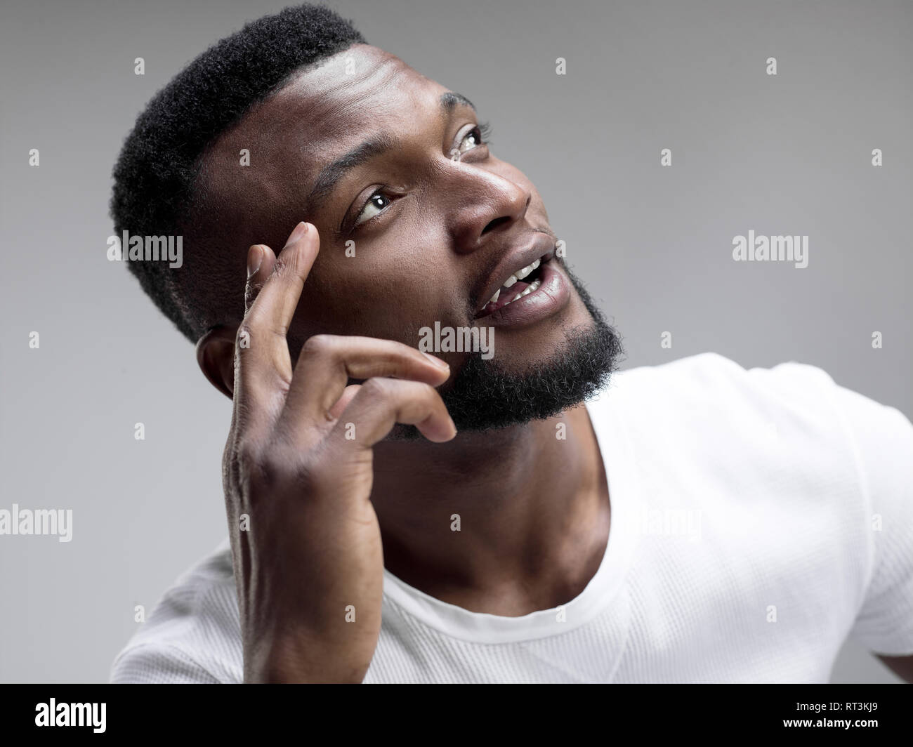 Se souvenir de tout. Permettez-moi de penser. Doute concept. Douteux, réfléchie homme africain de se rappeler quelque chose. Les émotions humaines, l'expression faciale concept. Studio. Banque D'Images