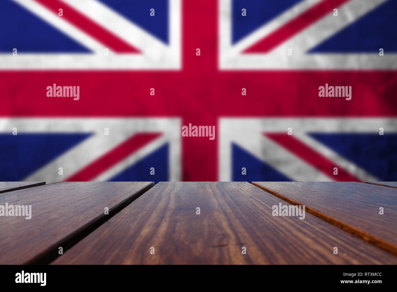 Arrière-plan de Table en bois et grunge ou britannique UK drapeau national sur mur de béton. Banque D'Images