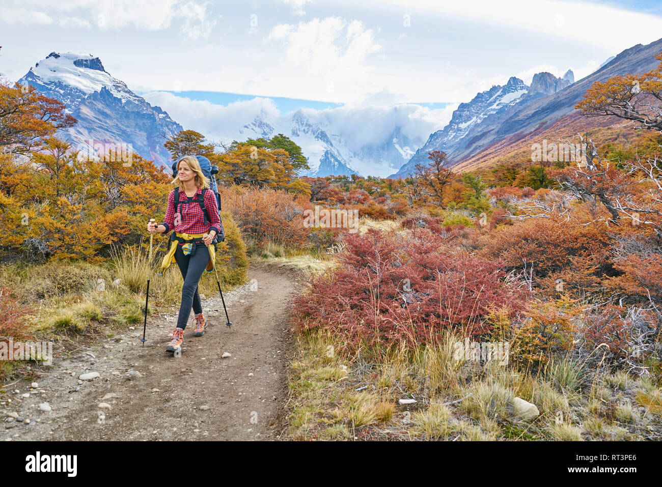 L'Argentine, Patagonie, El Chalten, femme de la randonnée au Cerro Torre dans le parc national Los Glaciares Banque D'Images