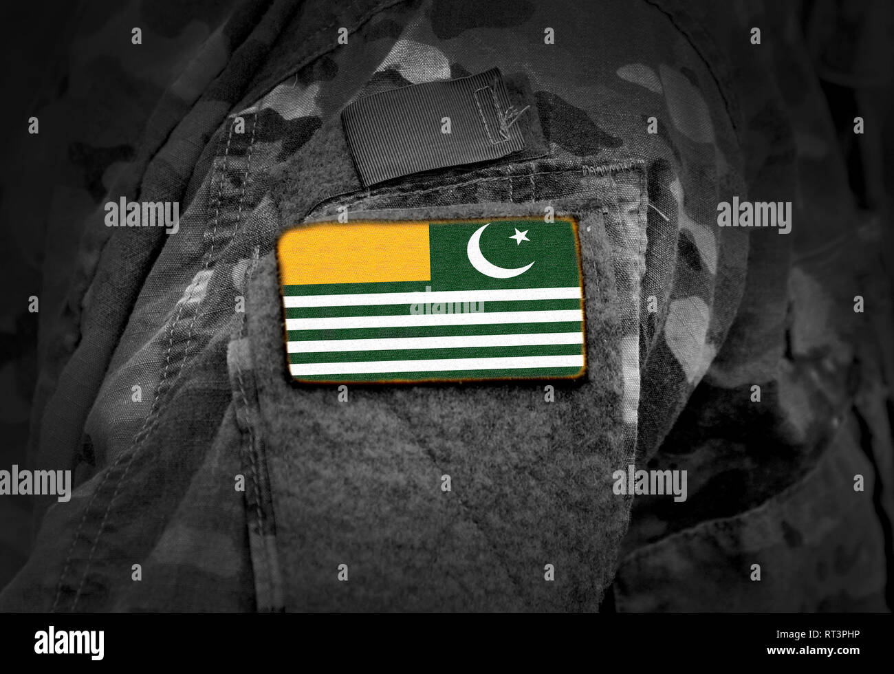 Pavillon de l'Azad Cachemire sur les soldats du bras. Pavillon de l'Azad Jammu-et-Cachemire sur l'uniforme militaire (collage). Banque D'Images