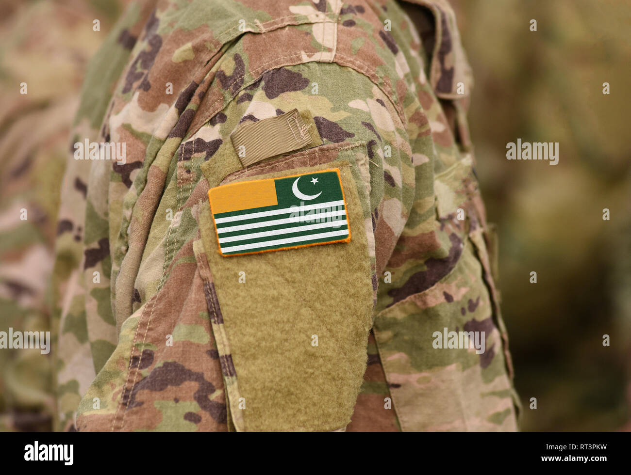 Pavillon de l'Azad Cachemire sur les soldats du bras. Pavillon de l'Azad Jammu-et-Cachemire sur l'uniforme militaire (collage). Banque D'Images
