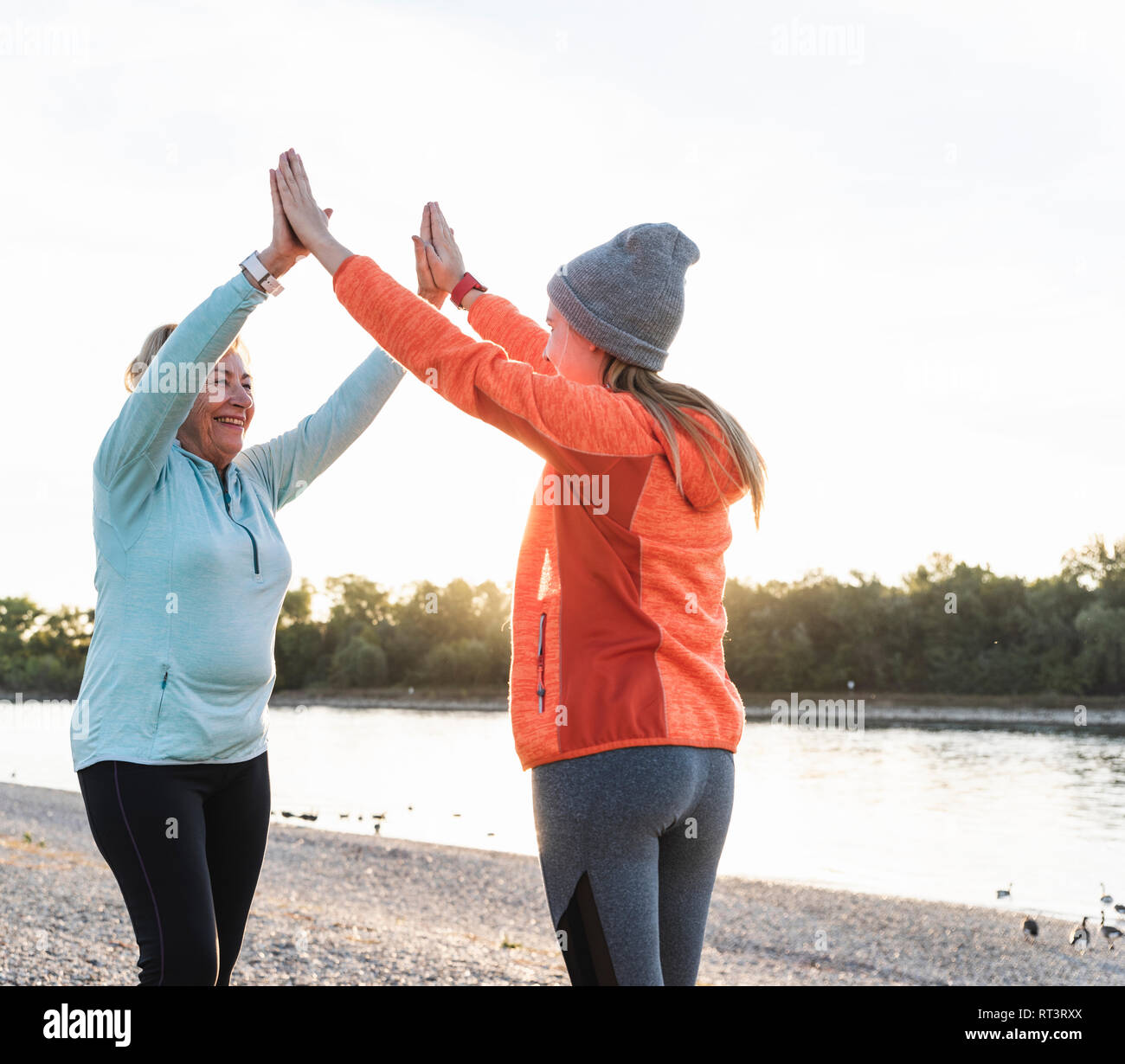 Grand-mère et petite-fille de formation haute fiving à la rivière après Banque D'Images