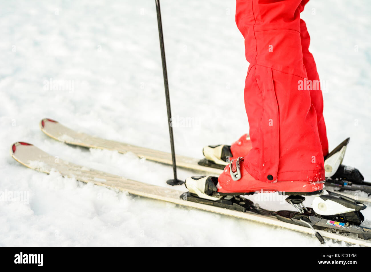 Close-up d'un skieur ski skieur ski snow-boot sur une couleur rouge 2019 Banque D'Images