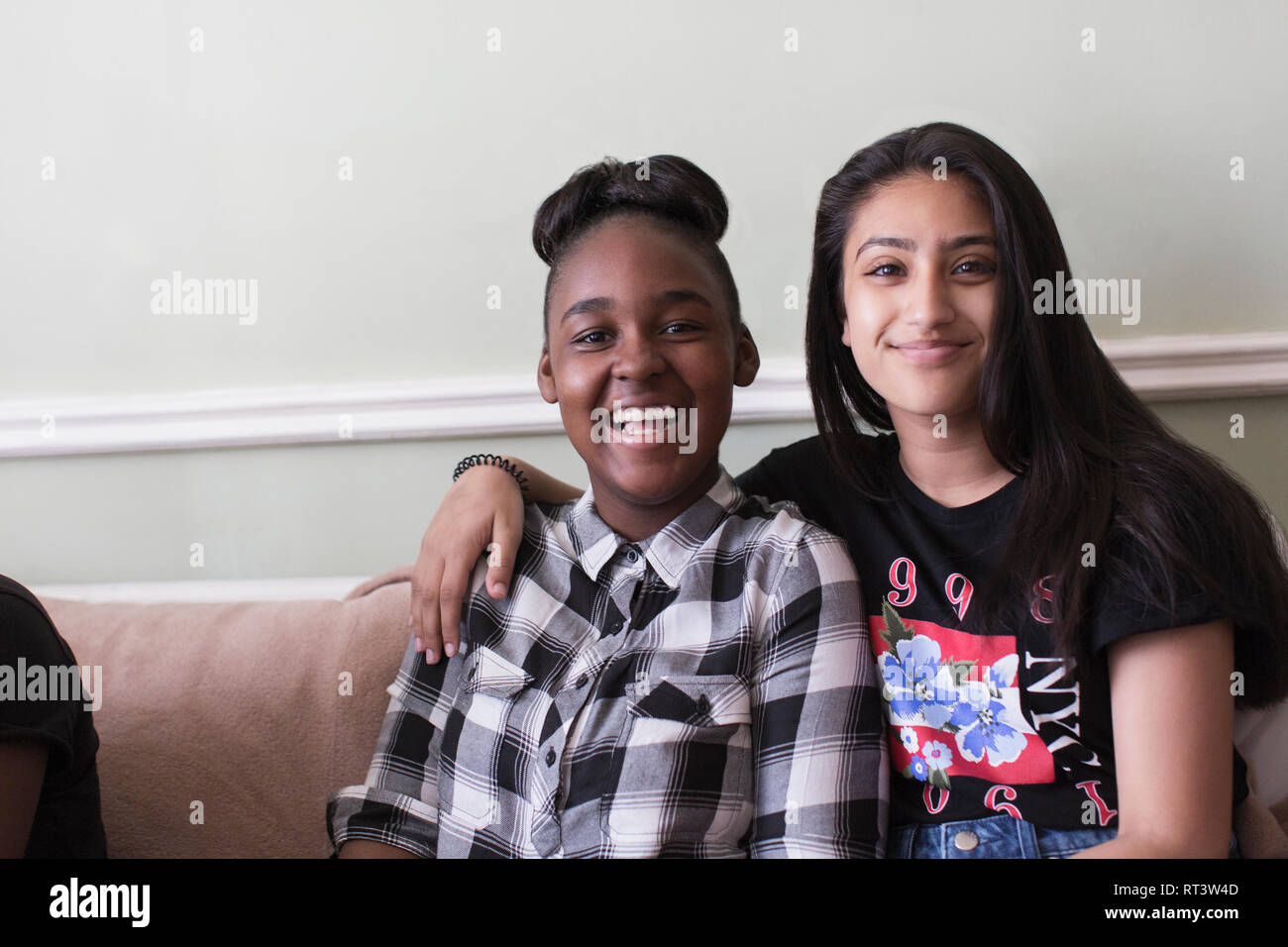 Portrait confiant tween girl friends hugging Banque D'Images