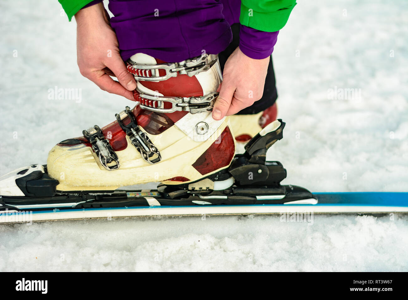 Le skieur porte des chaussures de ski et de l'attache fixe 2019 Photo Stock  - Alamy