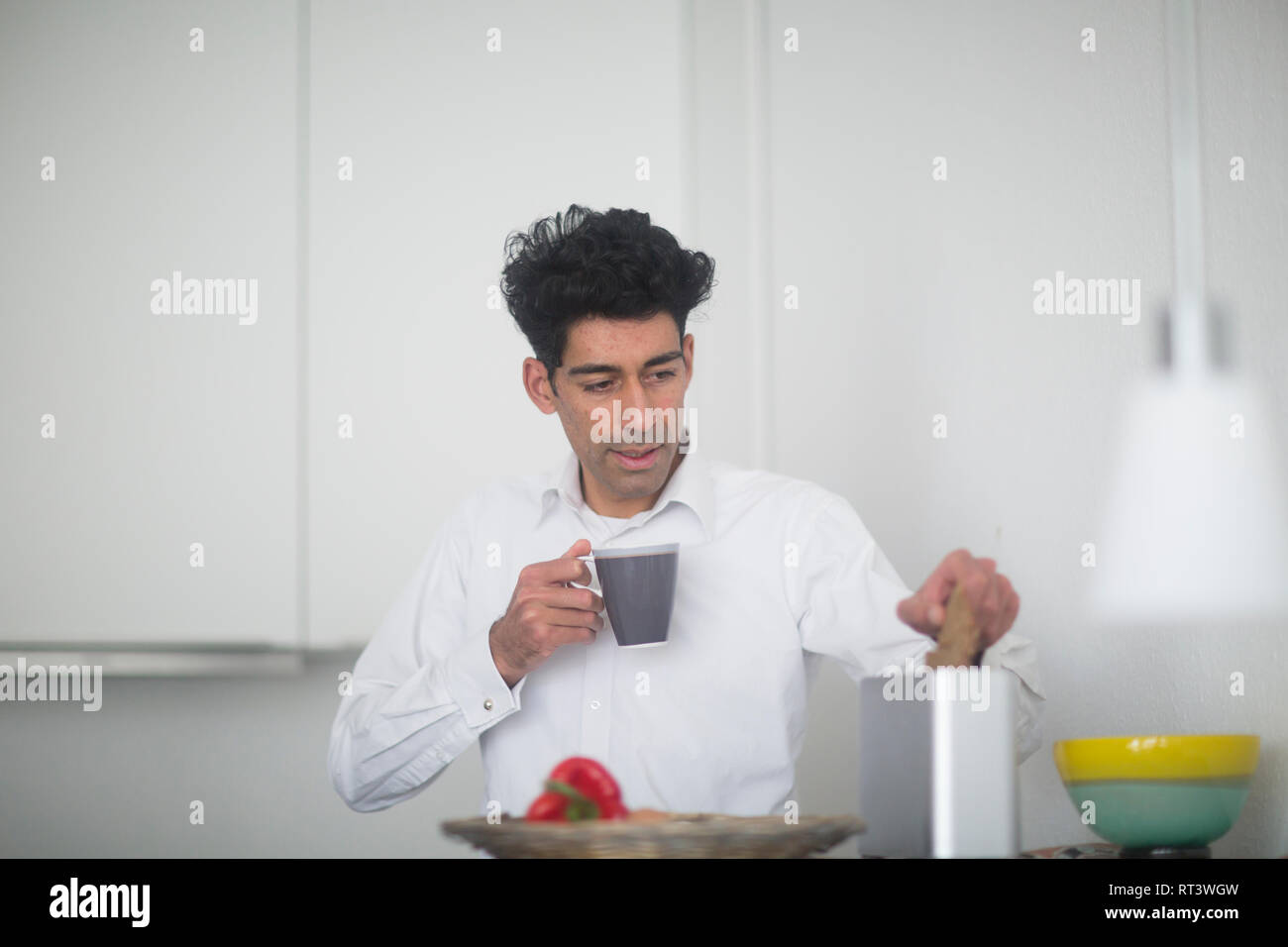 Portrait of businessman having breakfast at home Banque D'Images