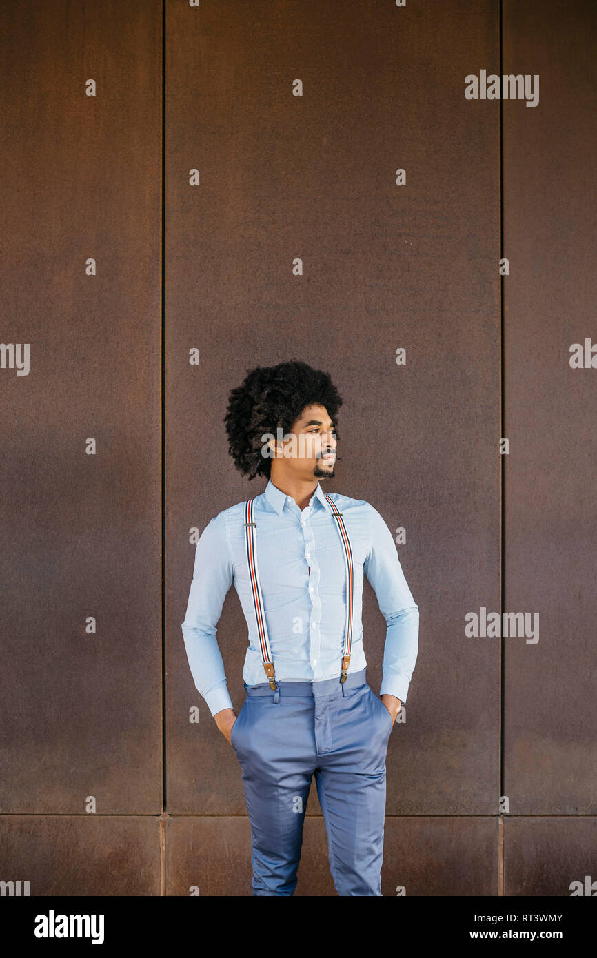 Chemise homme barbu portant des bretelles et debout devant rusty background  Photo Stock - Alamy