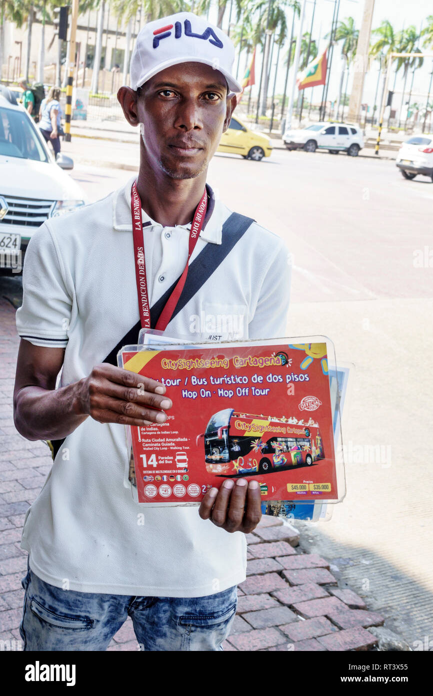 Cartagena Colombie,résidents hispaniques,homme hommes,travail,offre de promotion bus hop on hop off,marketing,Black Afro Caribbean,COL190119 Banque D'Images