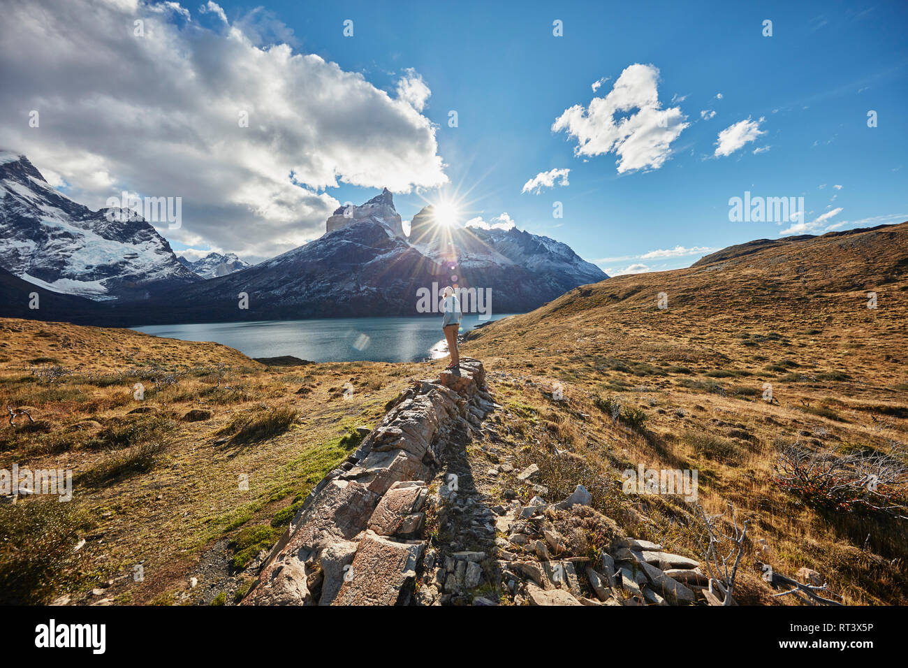 Le Chili, le parc national Torres del Paine, femme debout sur le rocher en face de Torres del Paine massif au lever du soleil Banque D'Images