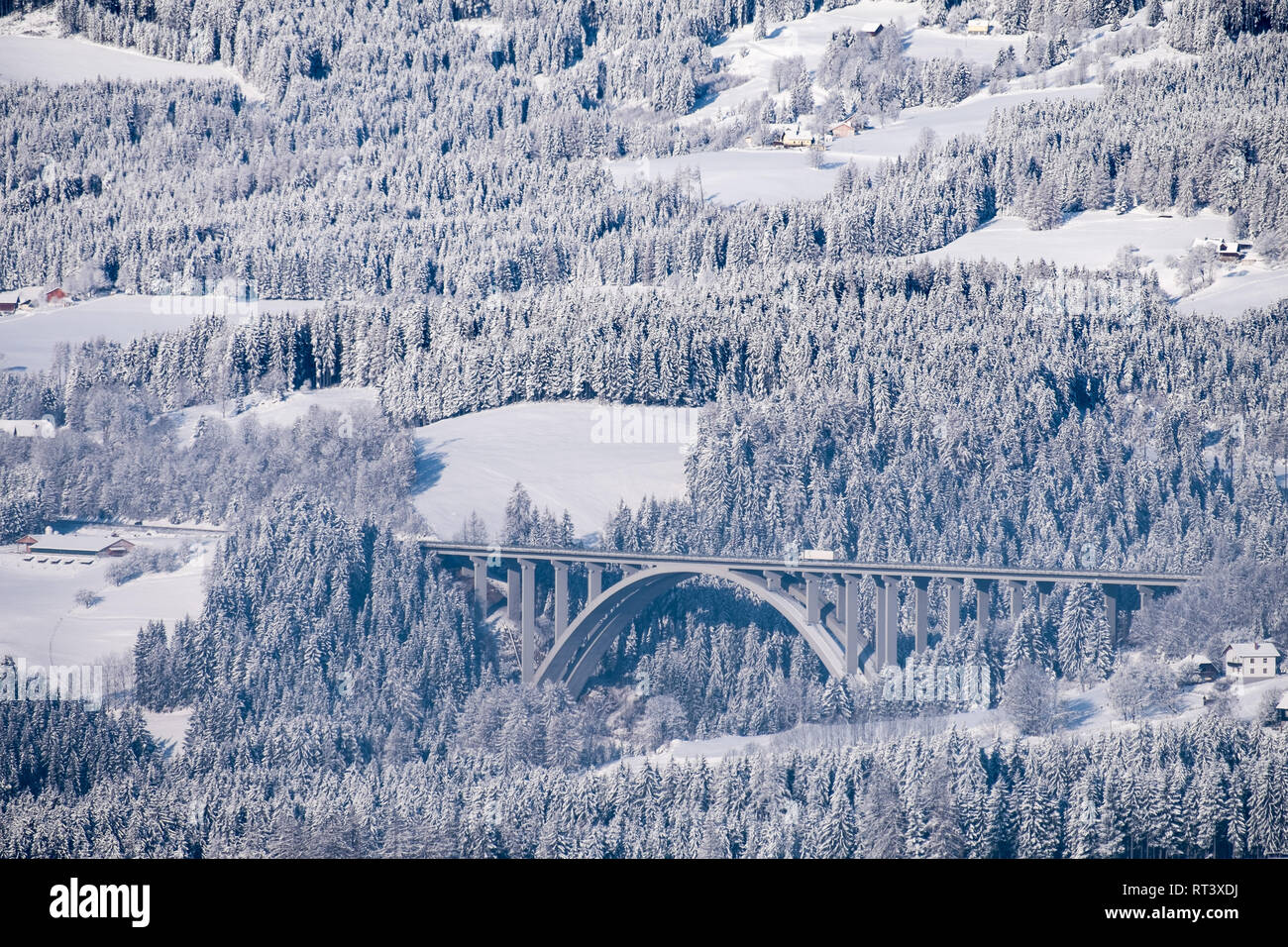 Vue du pont de pack de l'autoroute A2 dans un pays des merveilles enneigé en Carinthie en Autriche Banque D'Images