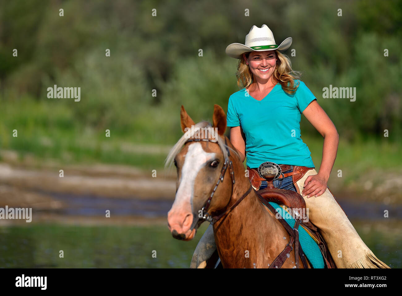 Propriétaire de ranch Montana cowgirl et son cheval équitation, Kate, Lux, sur le ranch d'Andie au Montana Banque D'Images