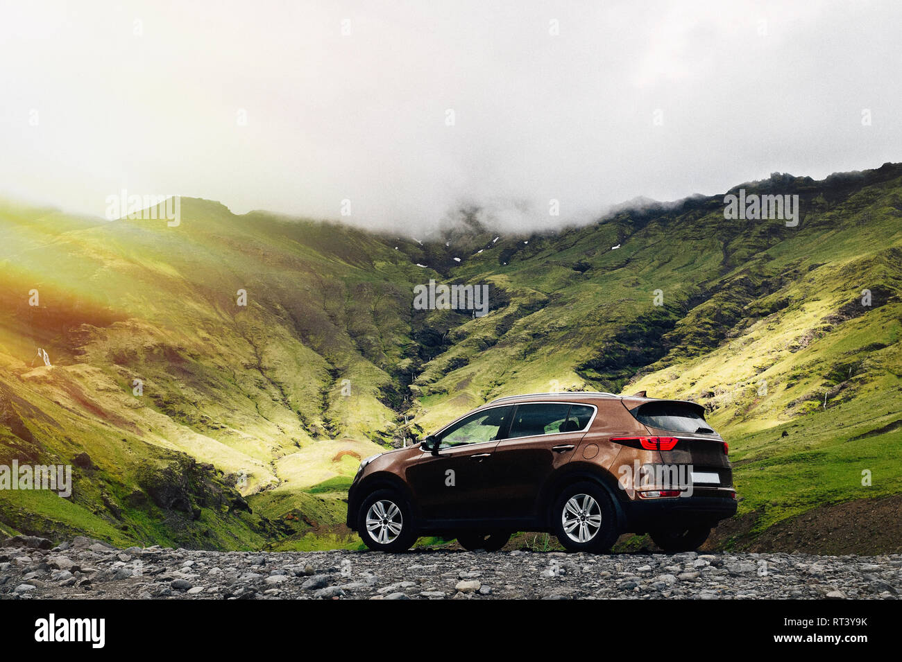 Location de SUV. Concept de voyage avec de gros 4x4 et voiture de sport moderne dans les montagnes. L'Islande. Banque D'Images