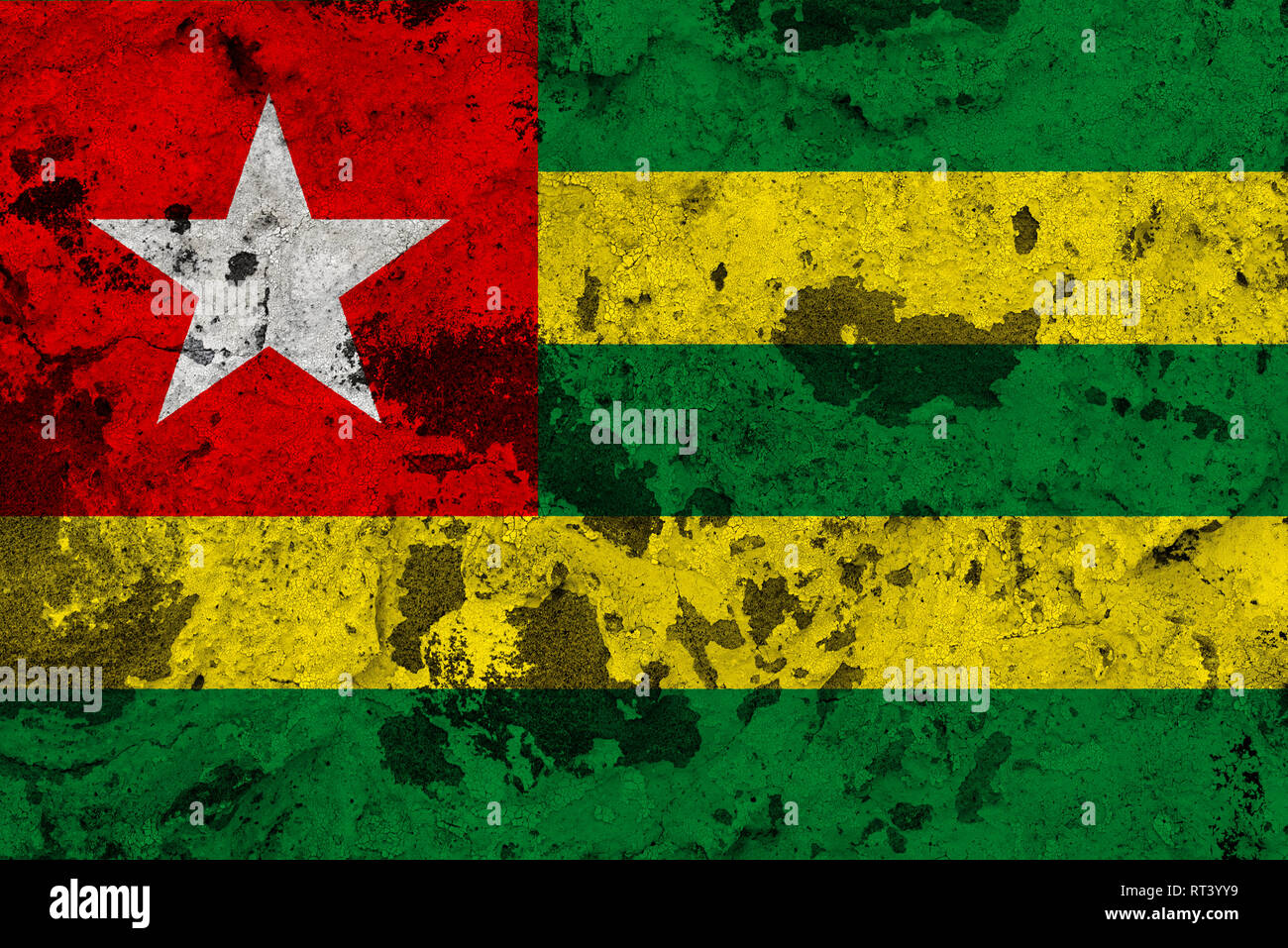 Togo drapeau sur vieux mur. Grunge fond patriotique. Drapeau national du Togo Banque D'Images