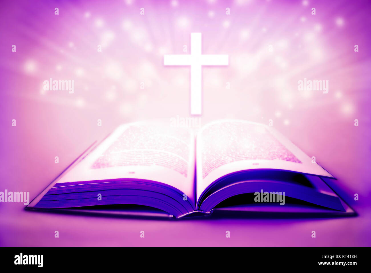 Sainte bible magique religieux avec les couleurs violet et concept de Pâques Carême Banque D'Images