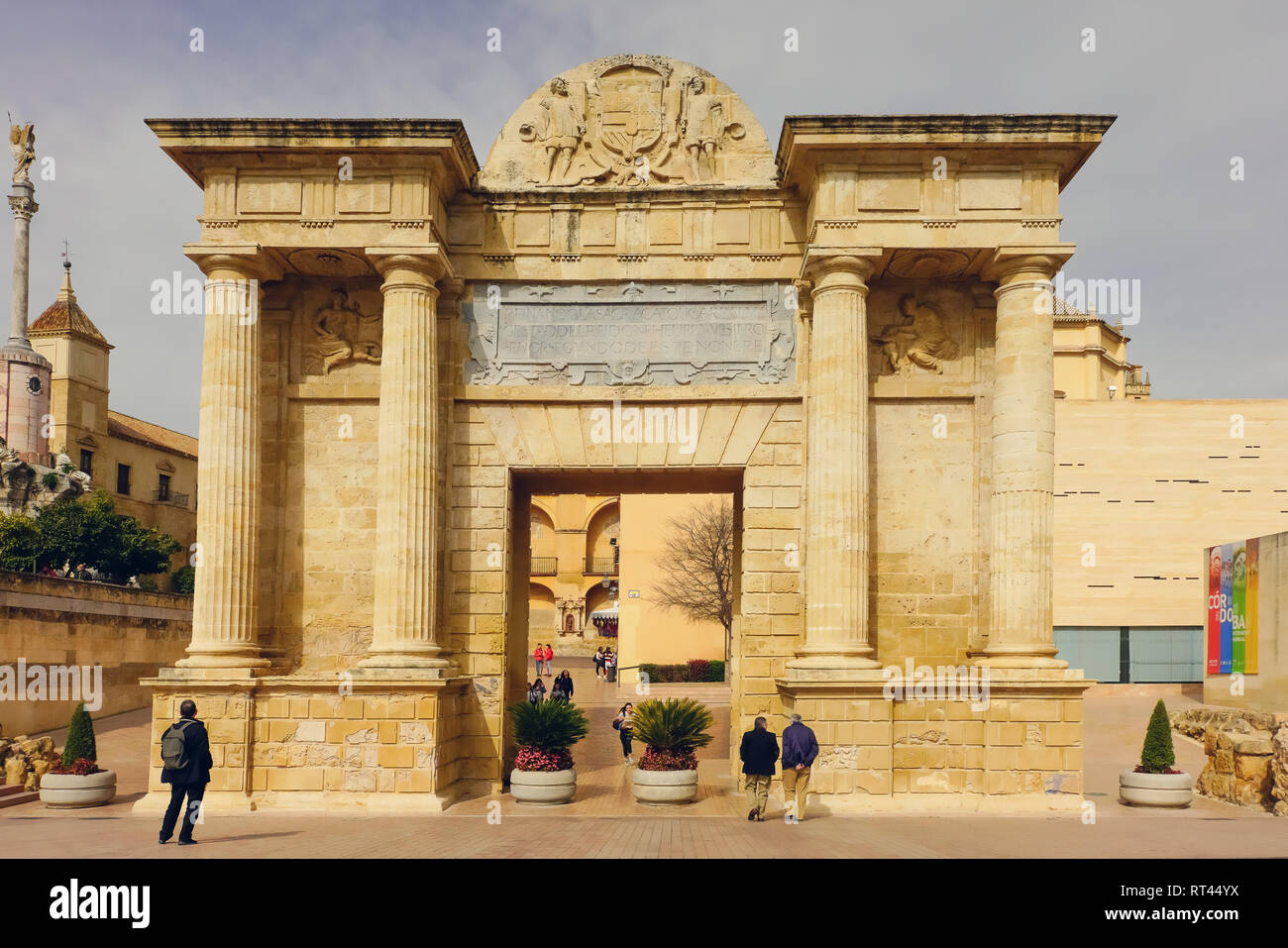 La Puerta del Puente,porte de style renaissance est à Cordoue, Espagne. Banque D'Images