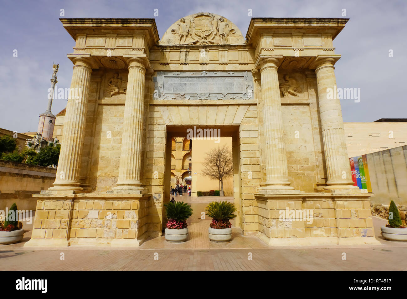 La Puerta del Puente,porte de style renaissance est à Cordoue, Espagne. Banque D'Images