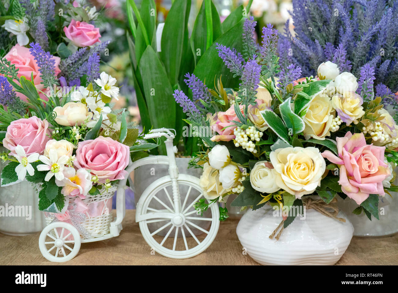 Fleurs blanc et vélo. Banque D'Images