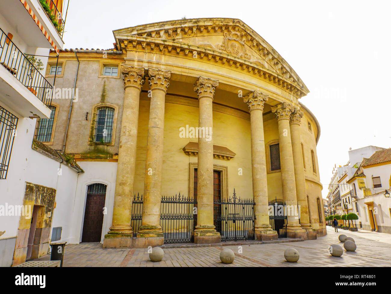 Vue de la façade de l'église du collège de Santa Victoria. Cordoue, Andalousie, Espagne, Banque D'Images